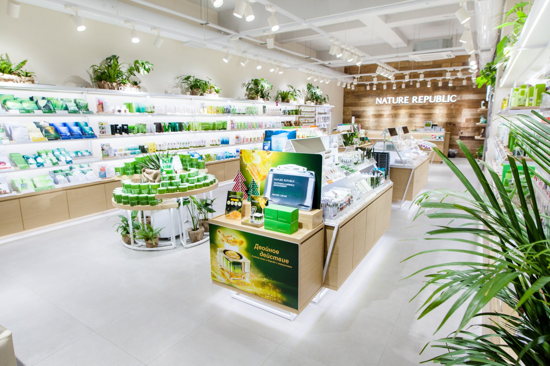 Озеленение магазина искусственными растениями OMG9