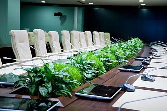 Оформление комнаты для переговоров искусственными растениями OOG3