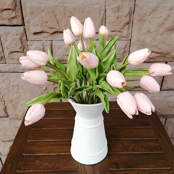 Композиция из искусственных тюльпанов светло-розовых в кувшине