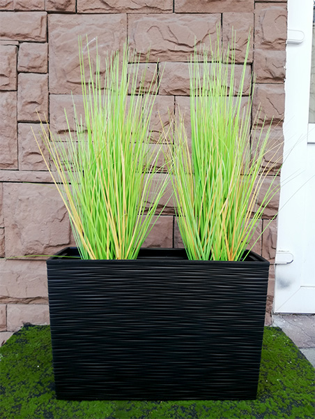 Композиция из искусственной травы Осока вечнозеленая 70 в горшке из пластика Modern Werbena black